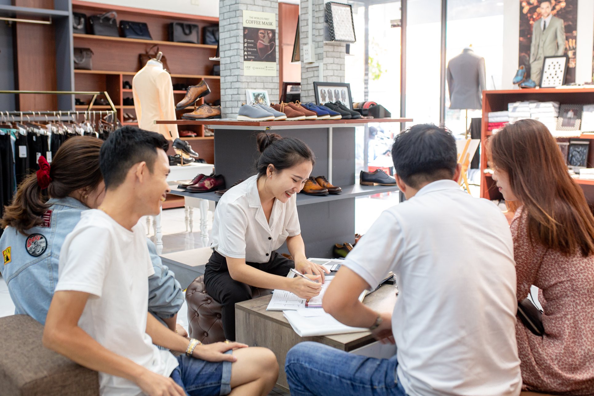 ĐỒNG PHỤC SƠ MI TRẮNG - ĐIỀU GÌ ĐỂ LÀM GIẢM SỰ ĐƠN ĐIỆU CỦA CHIẾC ÁO SƠ MI TRẮNG?